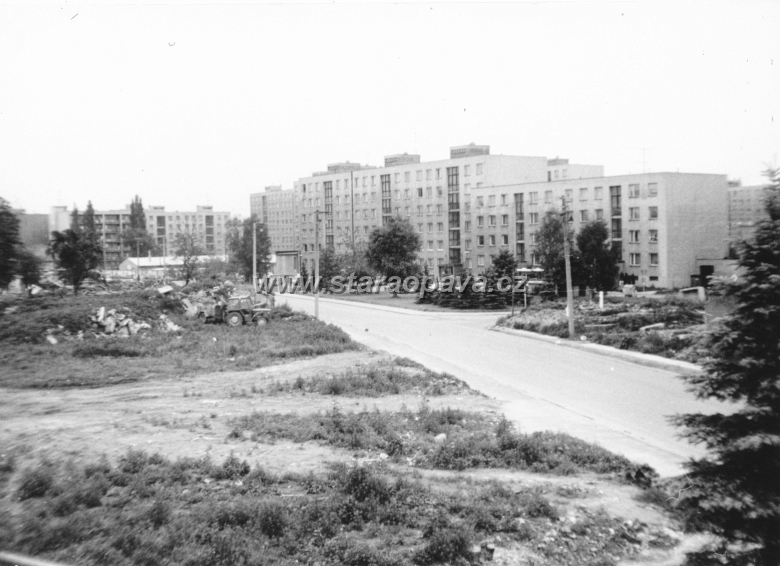 rolnicka (26).jpg - Pohled na Rolnickou ulici, těsně před výstavbou posledních panelových domů. Foto z roku 1990.